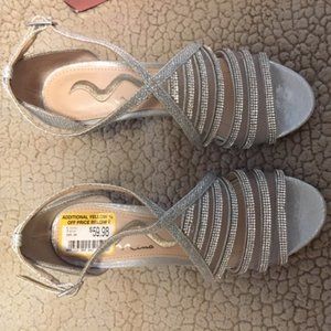 Women's sz 6 silver open toed shoes 3.5 in heels